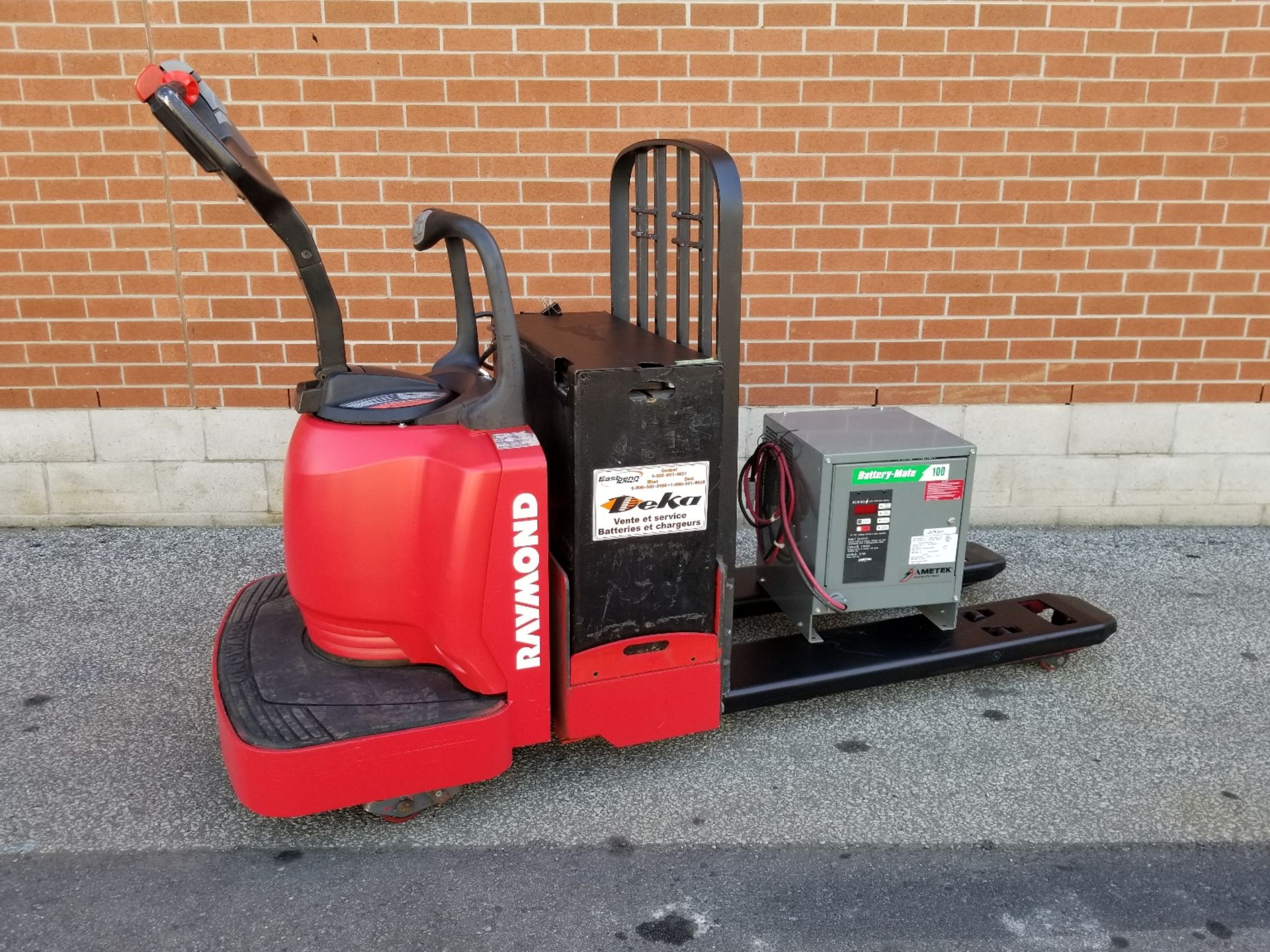 RAYMOND (2010) 8400 FRE60L 24V RIDE-ON ELECTRIC PALLET TRUCK WITH 6000 LB. CAPACITY, BATTERY