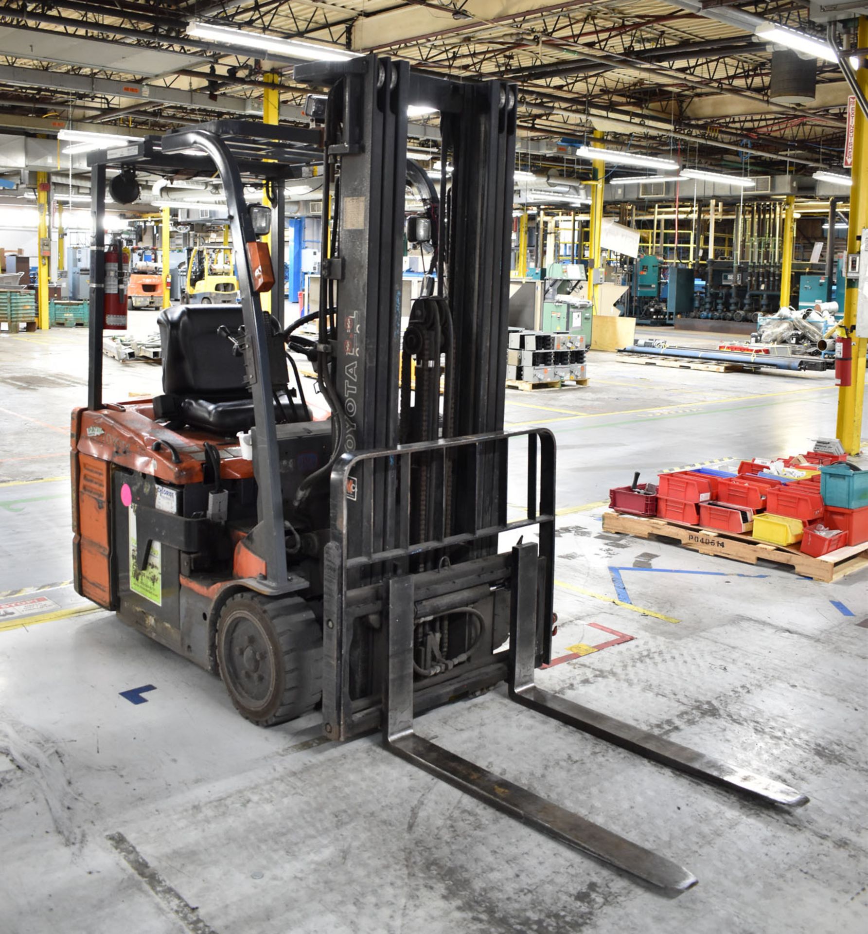 TOYOTA F7BEU15 3-WHEEL 48V ELECTRIC FORKLIFT WITH 2600 LB. CAPACITY, 189" MAX. LIFT HEIGHT, 3 - Image 2 of 6