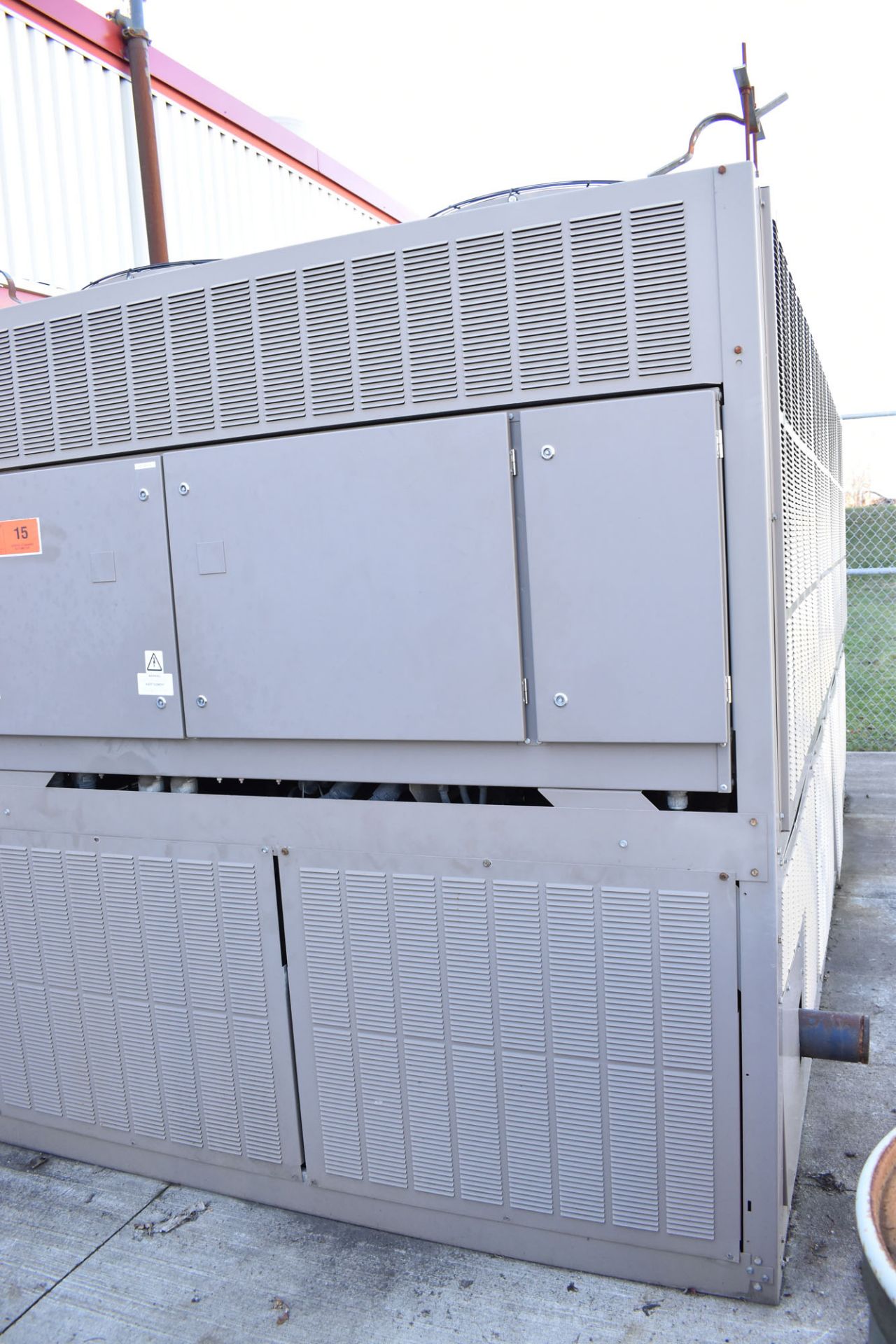 YORK (2011) INDUSTRIAL LIQUID CHILLER SYSTEM WITH 135 TON CAPACITY, BUILT-IN CONDENSER, BERG - Image 2 of 10