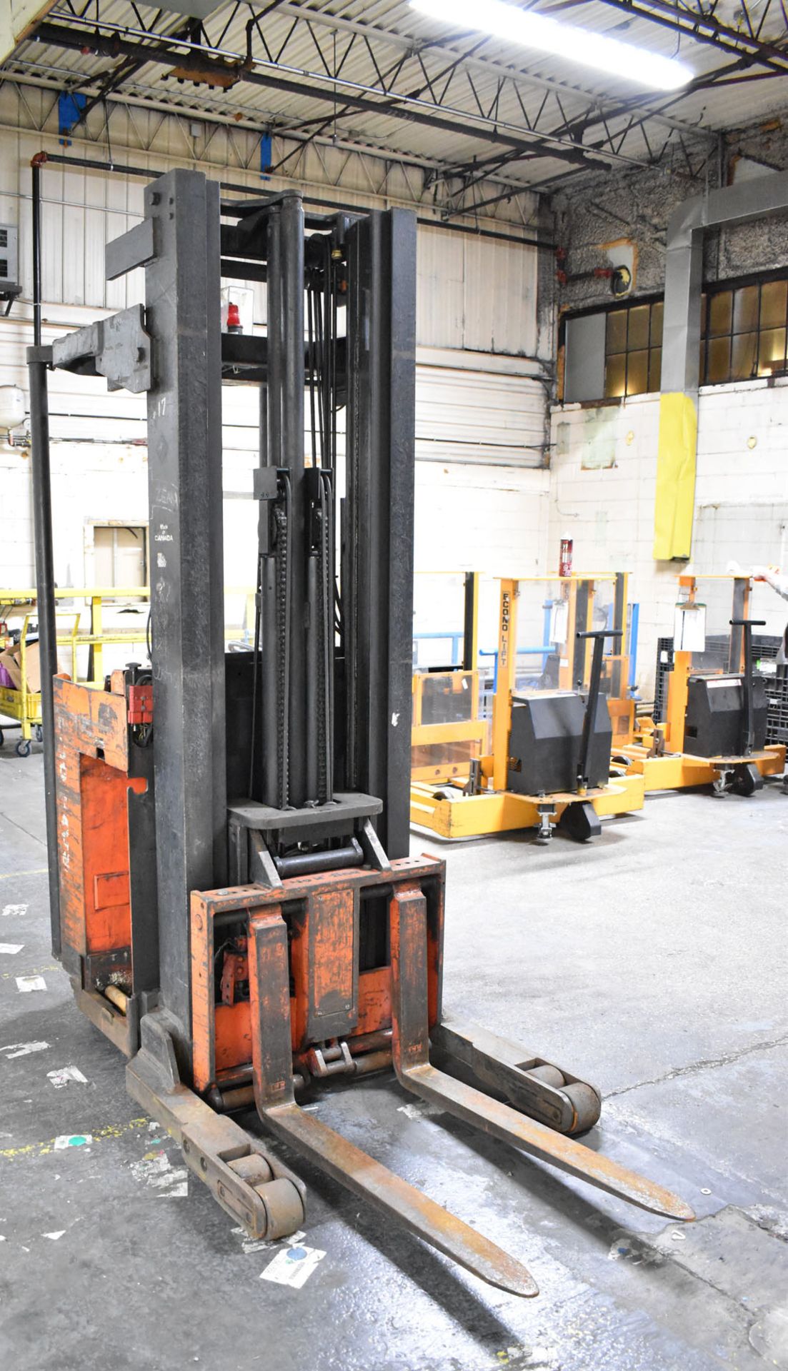 RAYMOND R40TT 24V ELECTRIC REACH TRUCK WITH 4,000LB CAPACITY, 211" APPROX. MAX. LIFT HEIGHT, 3-STAGE - Bild 2 aus 9