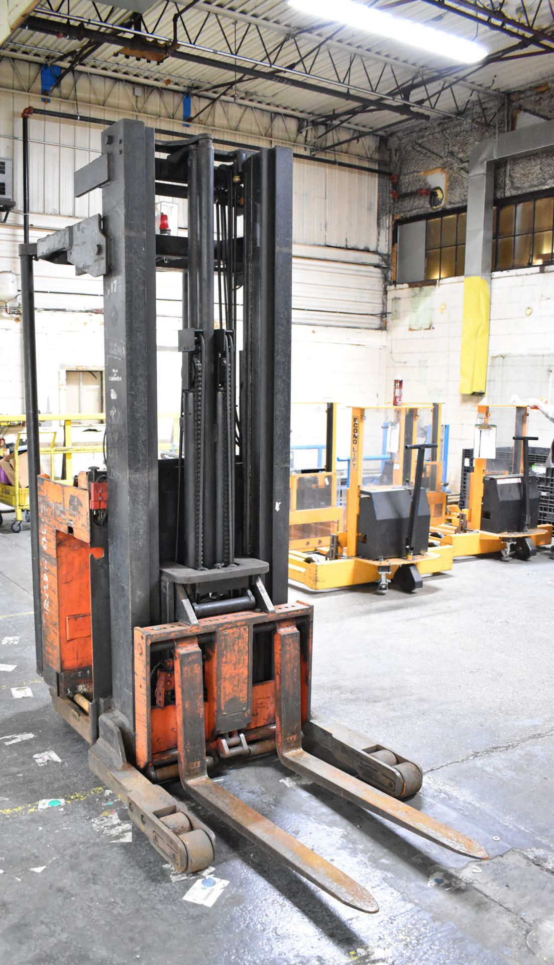 RAYMOND R40TT 24V ELECTRIC REACH TRUCK WITH 4,000LB CAPACITY, 211" APPROX. MAX. LIFT HEIGHT, 3-STAGE - Image 2 of 9