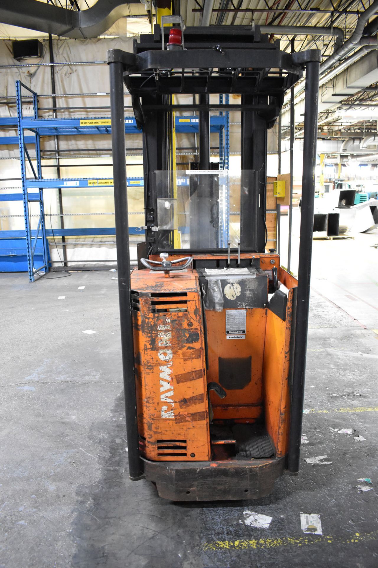 RAYMOND R40TT 24V ELECTRIC REACH TRUCK WITH 4,000LB CAPACITY, 211" APPROX. MAX. LIFT HEIGHT, 3-STAGE - Image 4 of 9