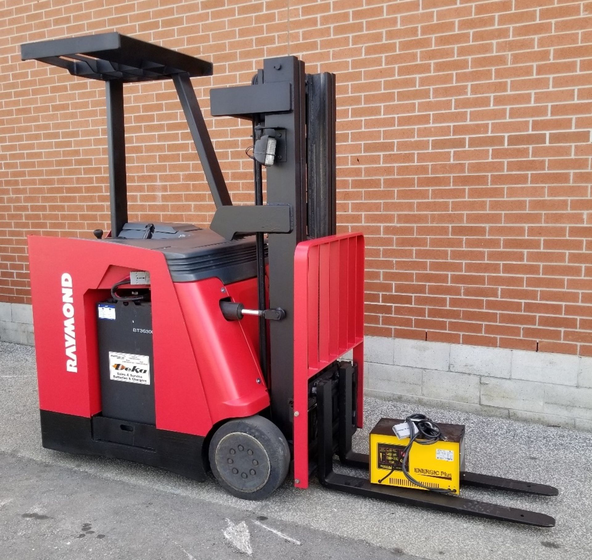 RAYMOND (2004) C30TT 36V ELECTIRC REACH TRUCK WITH 3000 LB. CAPACITY, 188" MAX. LIFT HEIGHT, BATTERY