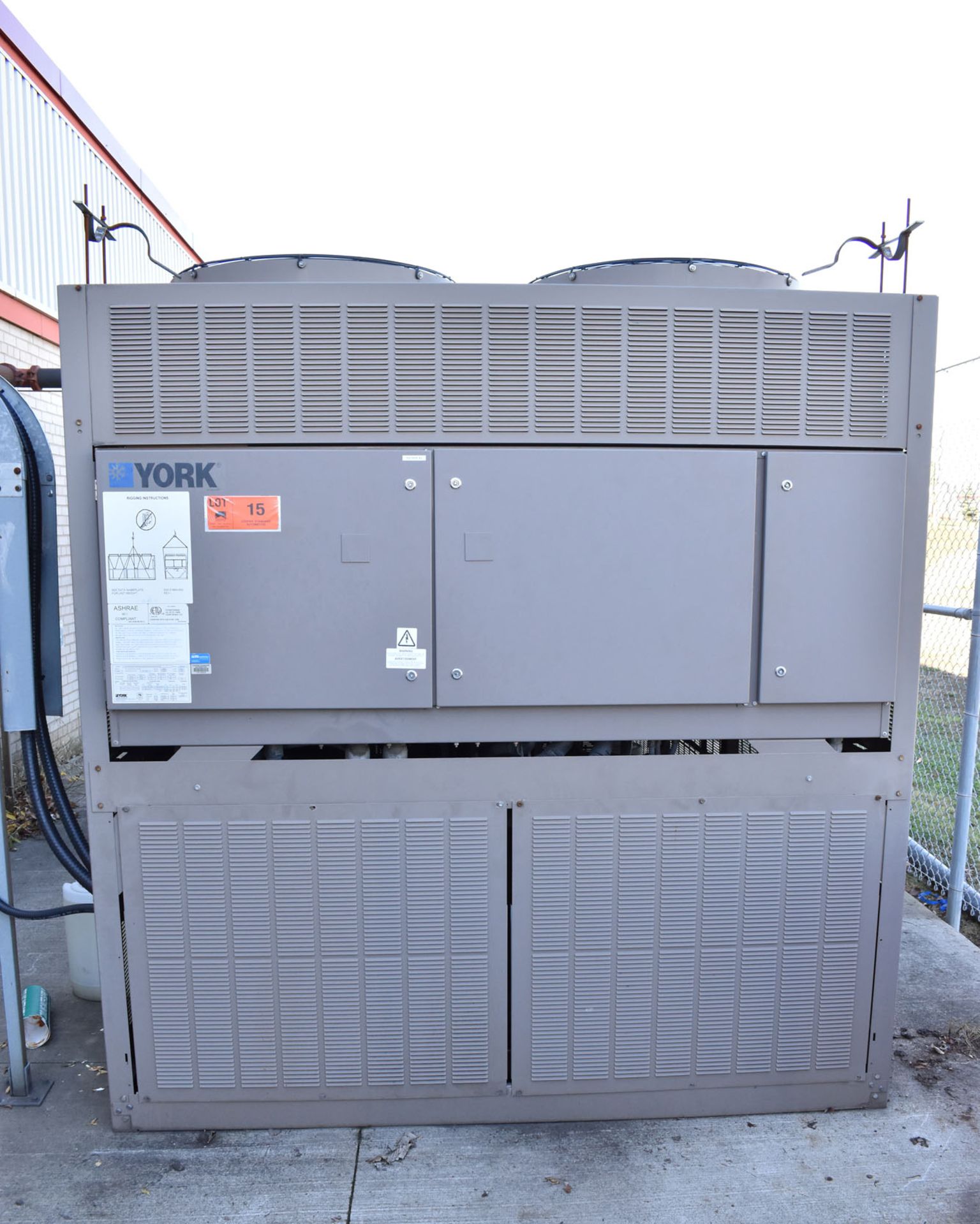 YORK (2011) INDUSTRIAL LIQUID CHILLER SYSTEM WITH 135 TON CAPACITY, BUILT-IN CONDENSER, BERG