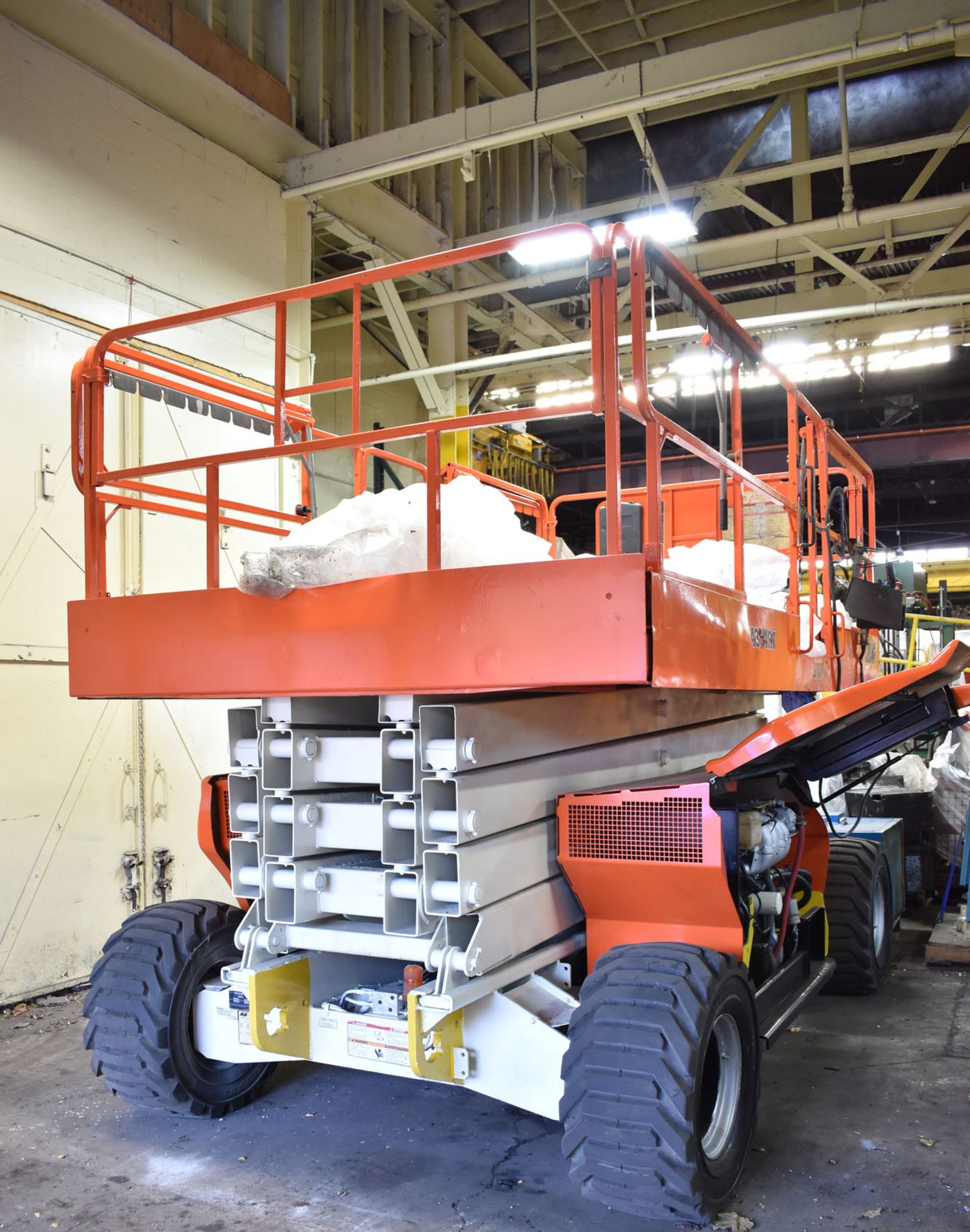 JLG 4394RT LPG ROUGH TERRAIN HEAVY DUTY SCISSOR LIFT WITH 1500 LB. PLATFORM CAPACITY, 43' MAX. - Image 3 of 10