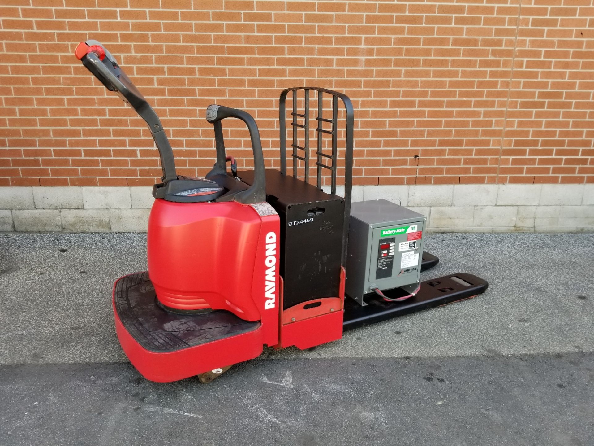 RAYMOND (2008) 8400 FRE60L 24V RIDE-ON ELECTRIC PALLET TRUCK WITH 6000 LB. CAPACITY, BATTERY
