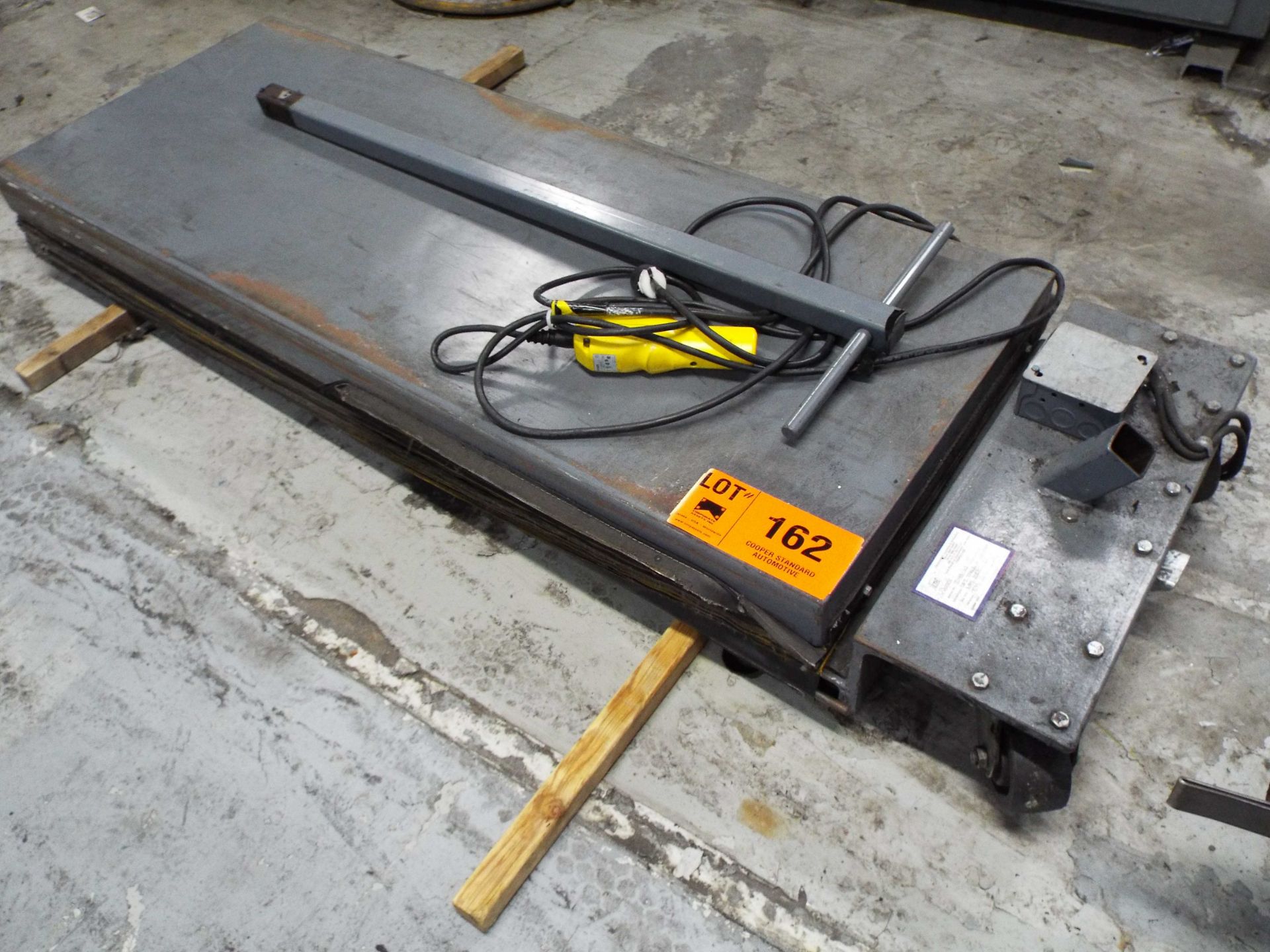 ELECTRIC LIFT TABLE, S/N: N/A (CI)