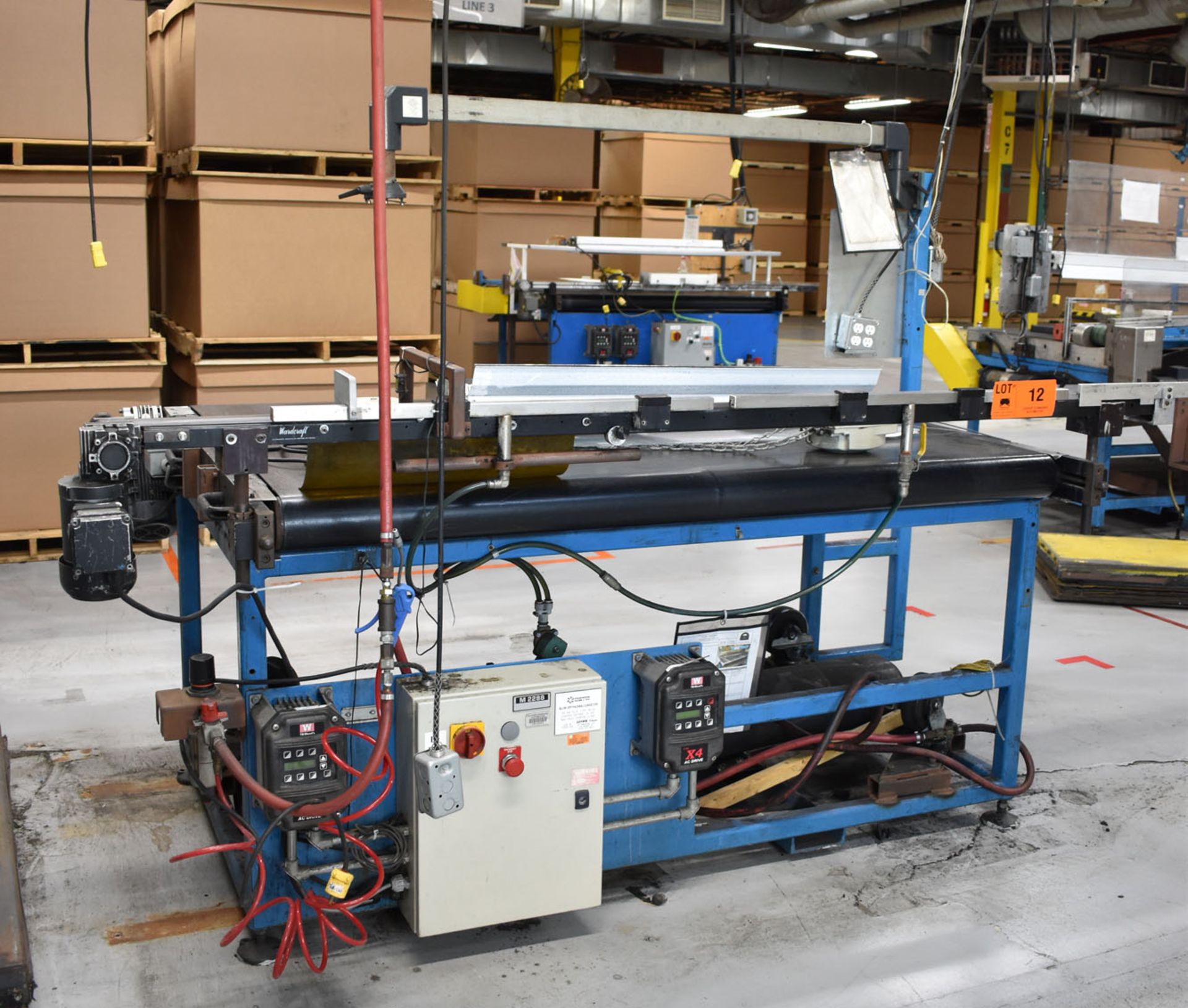 MFG UNKNOWN UNLOADING/DOFFING STATION WITH 71"X52" POWERED RUBBER BELT CONVEYOR, WORKING ARM WITH