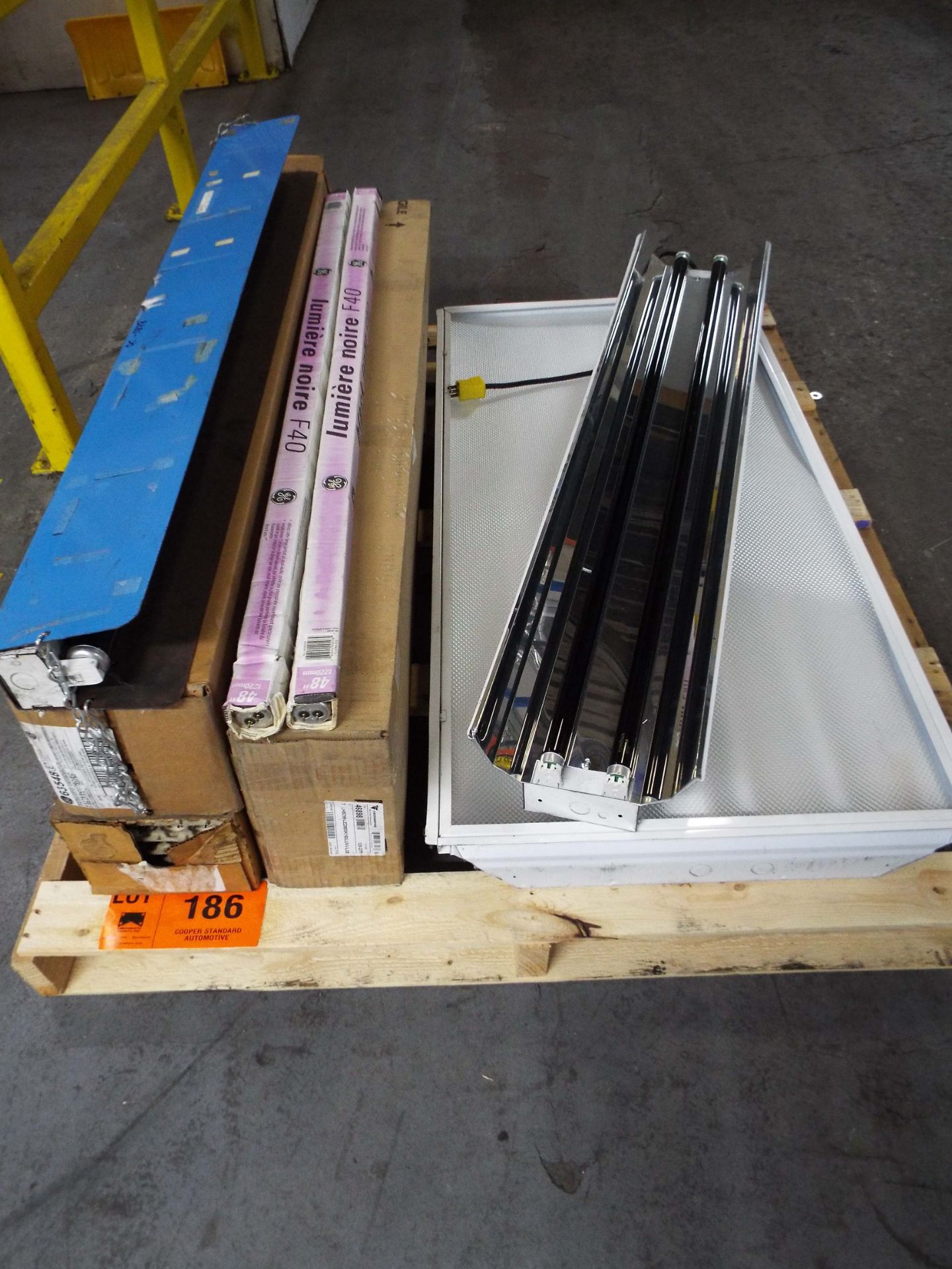 LOT/ PALLET WITH CONTENTS CONSISTING OF LIGHTING COMPONENTS