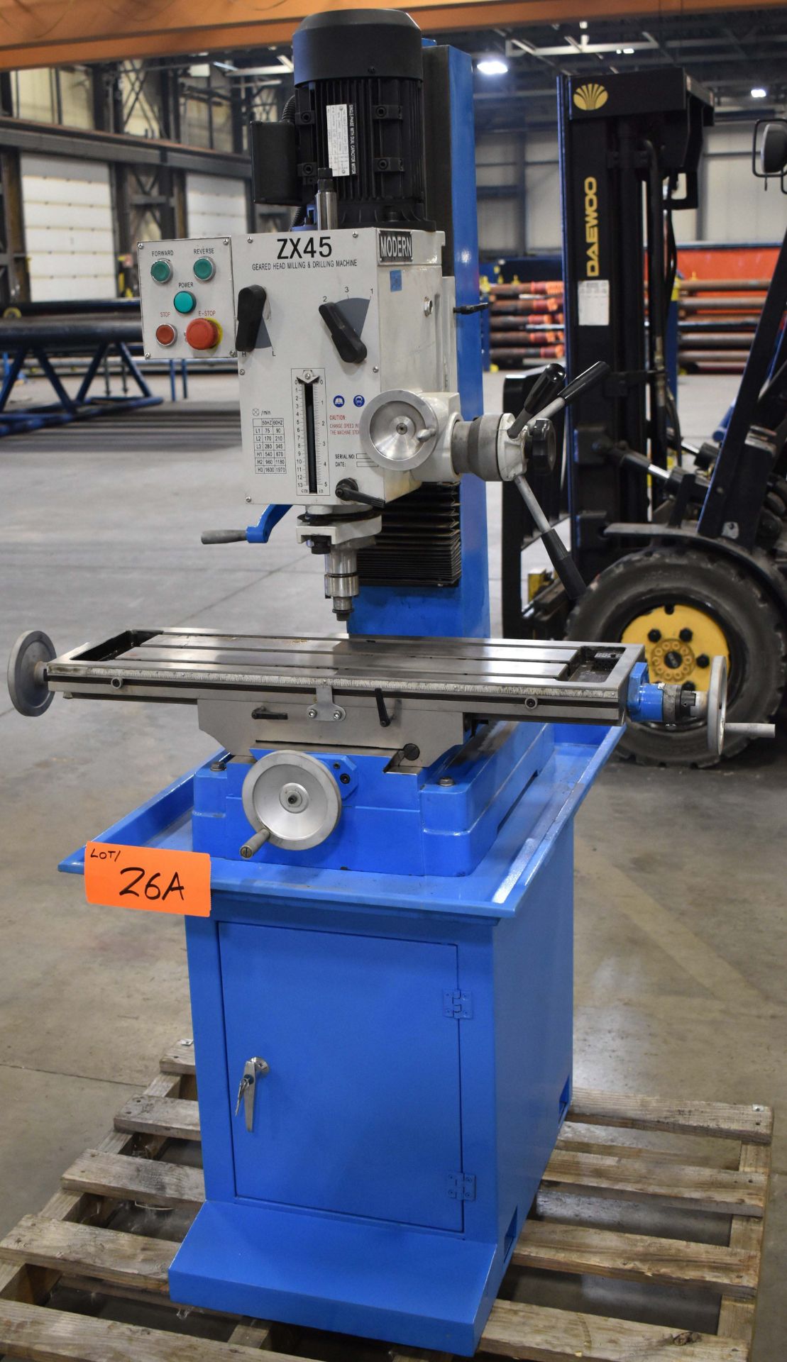 MODERN (2016) ZX45 GEAR HEAD MILLING & DRILLING MACHINE WITH 31" X 9.5" TABLE, SPEEDS TO 1970 RPM,