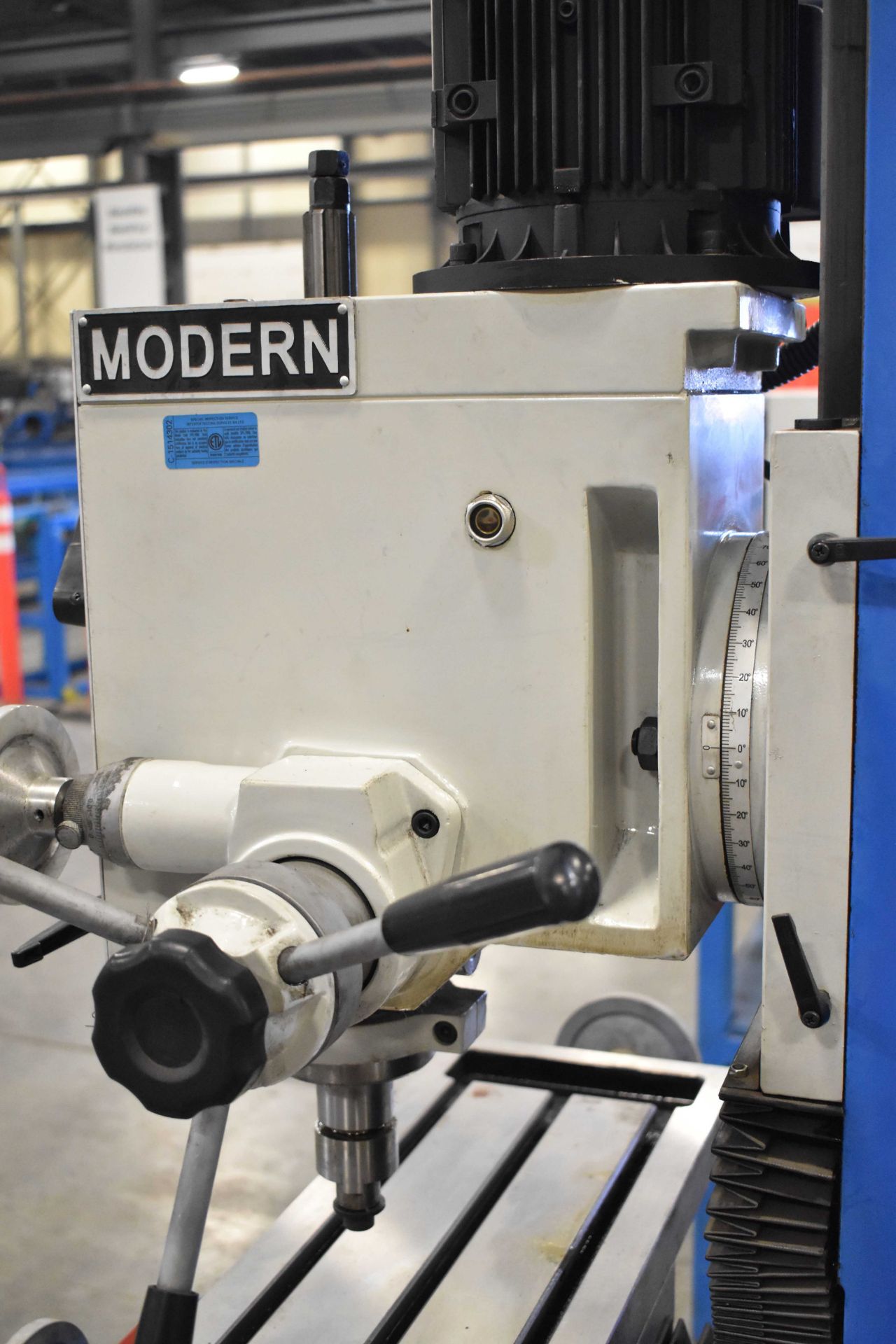 MODERN (2016) ZX45 GEAR HEAD MILLING & DRILLING MACHINE WITH 31" X 9.5" TABLE, SPEEDS TO 1970 RPM, - Image 4 of 5