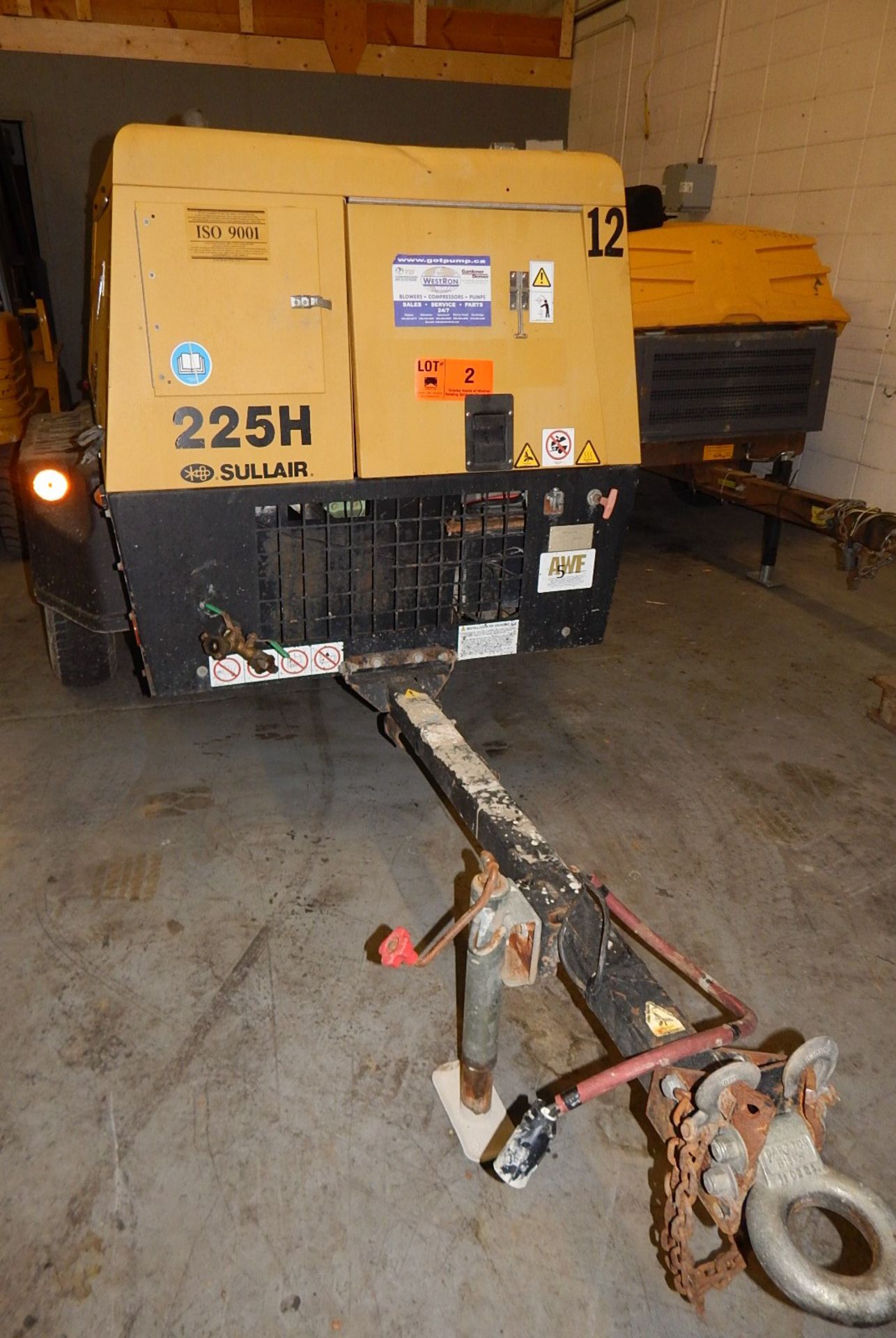 SULLAIR 225H SINGLE AXLE TOW-BEHIND ROTARY SCREW AIR COMPRESSOR WITH 225 CFM, 150 PSIG, CAT C3.4 - Image 2 of 7