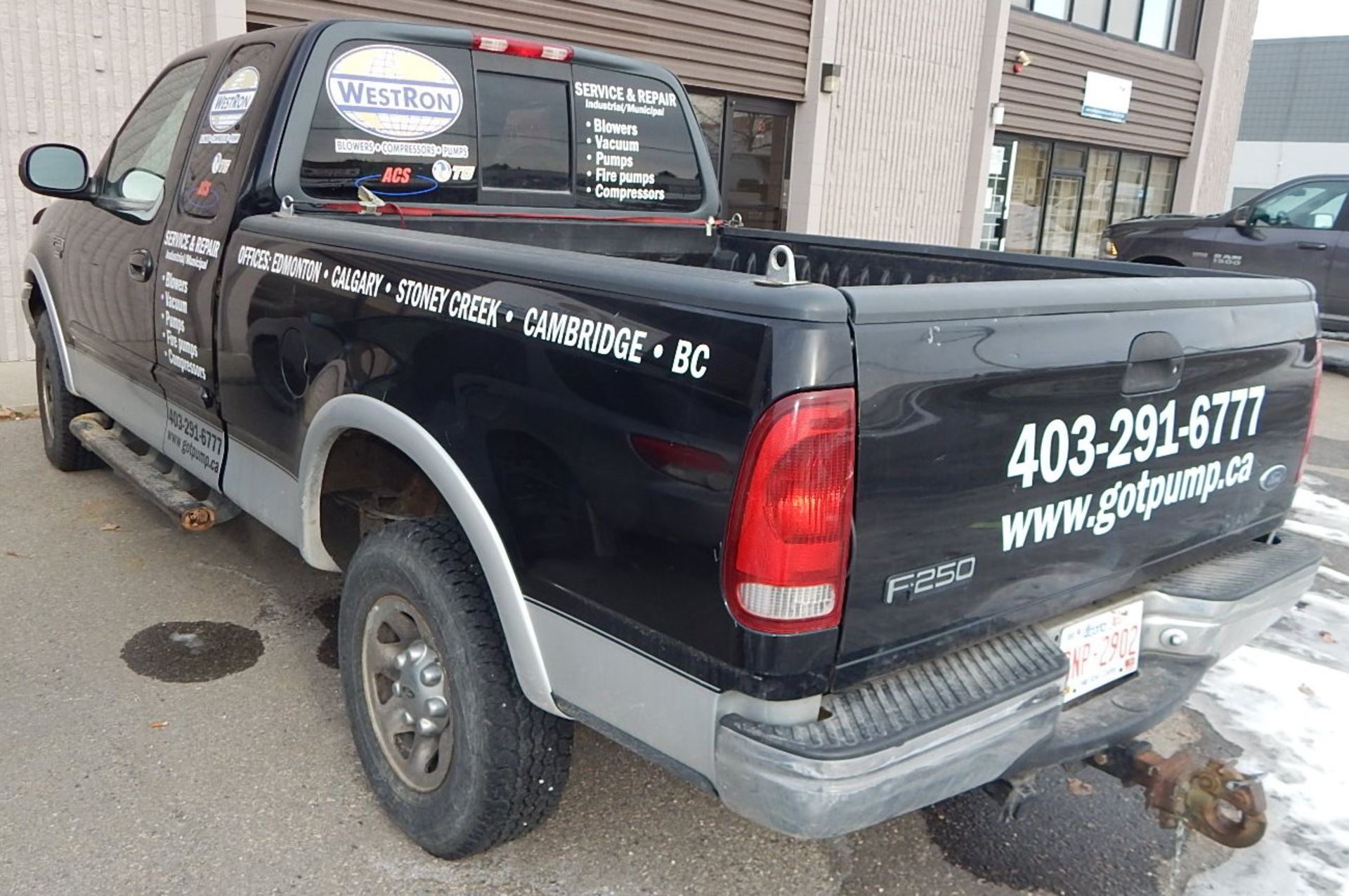 FORD (1999) F250 XLT PICKUP TRUCK WITH 5.4L 8 CYLINDER TRITON GAS ENGINE, AUTOMATIC TRANSMISSION, - Image 4 of 8