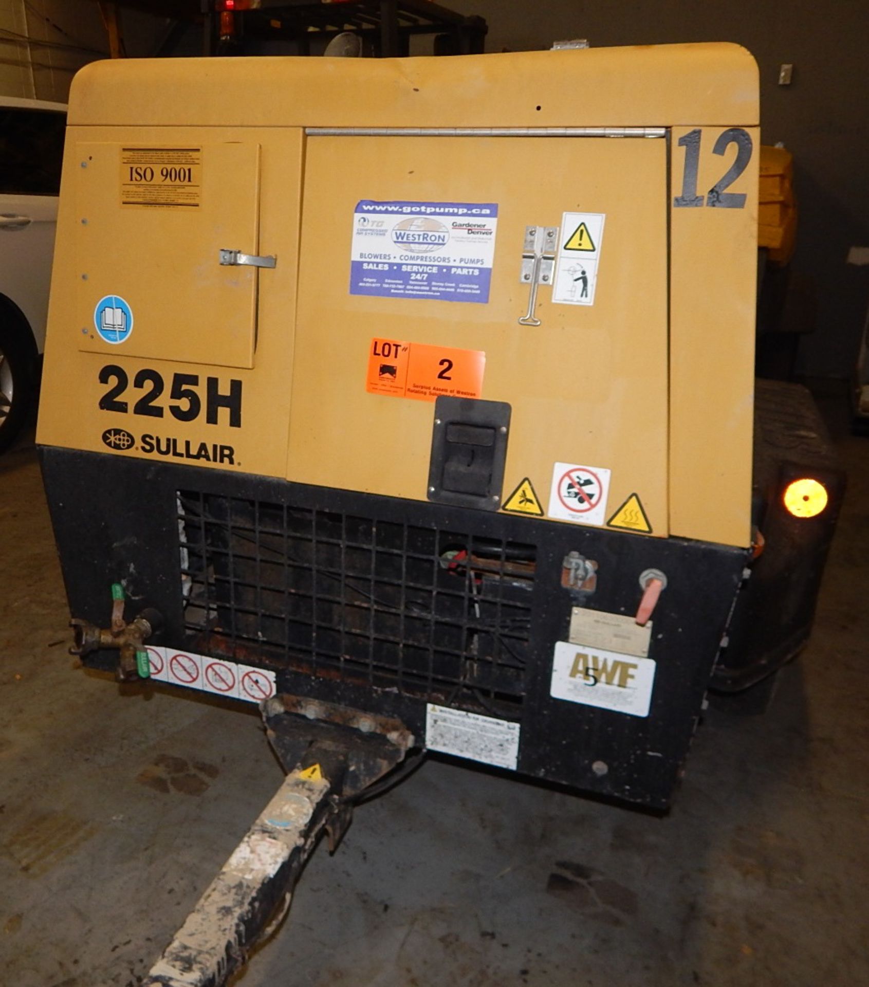 SULLAIR 225H SINGLE AXLE TOW-BEHIND ROTARY SCREW AIR COMPRESSOR WITH 225 CFM, 150 PSIG, CAT C3.4