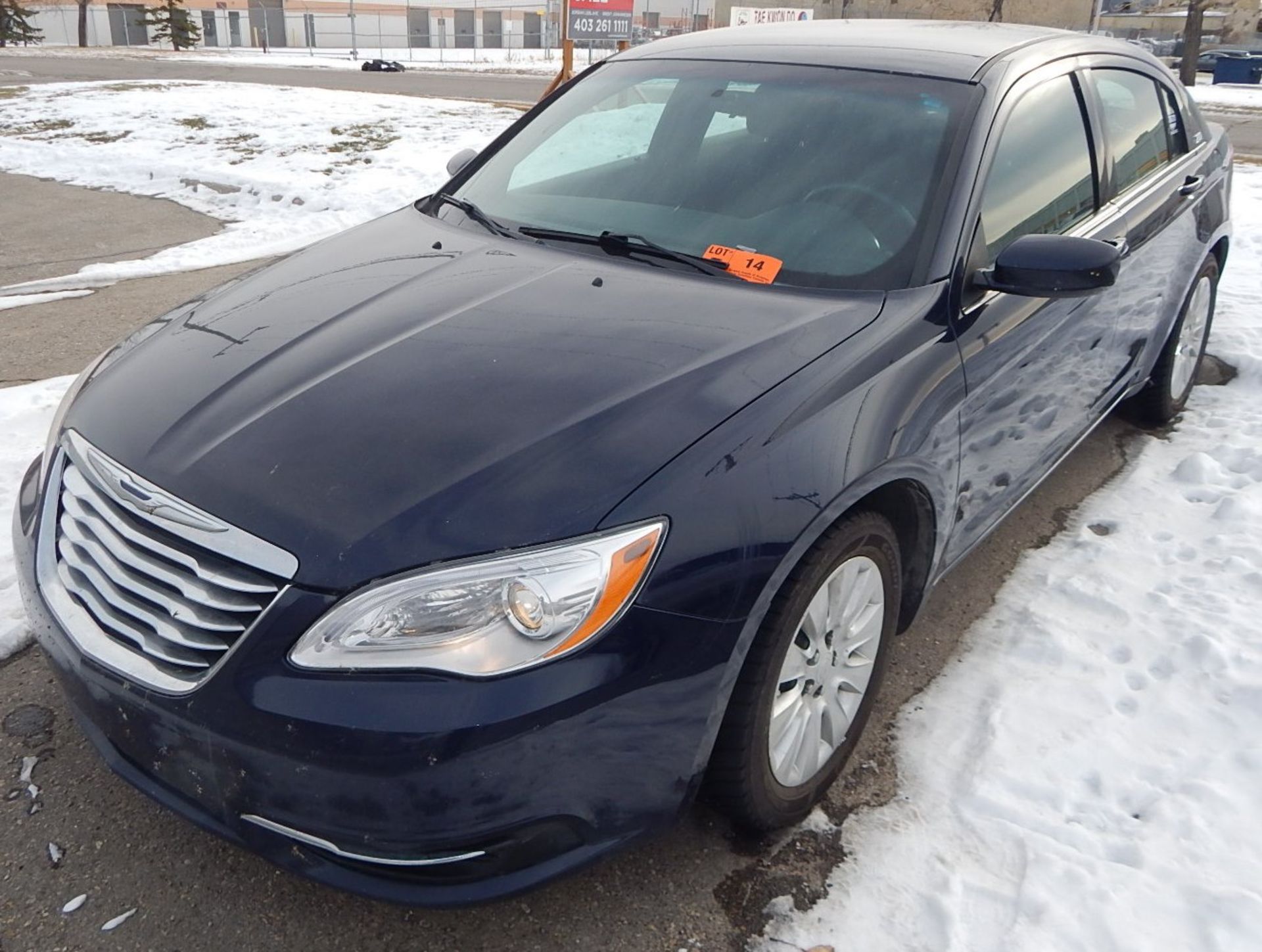 CHRYSLER (2013) 200 WITH 2.4 L 4 CYLINDER ENGINE, AUTOMATIC TRANSMISSION, POWER WINDOWS, POWER