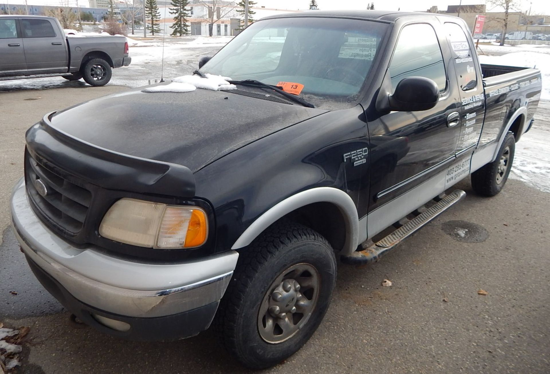 FORD (1999) F250 XLT PICKUP TRUCK WITH 5.4L 8 CYLINDER TRITON GAS ENGINE, AUTOMATIC TRANSMISSION,