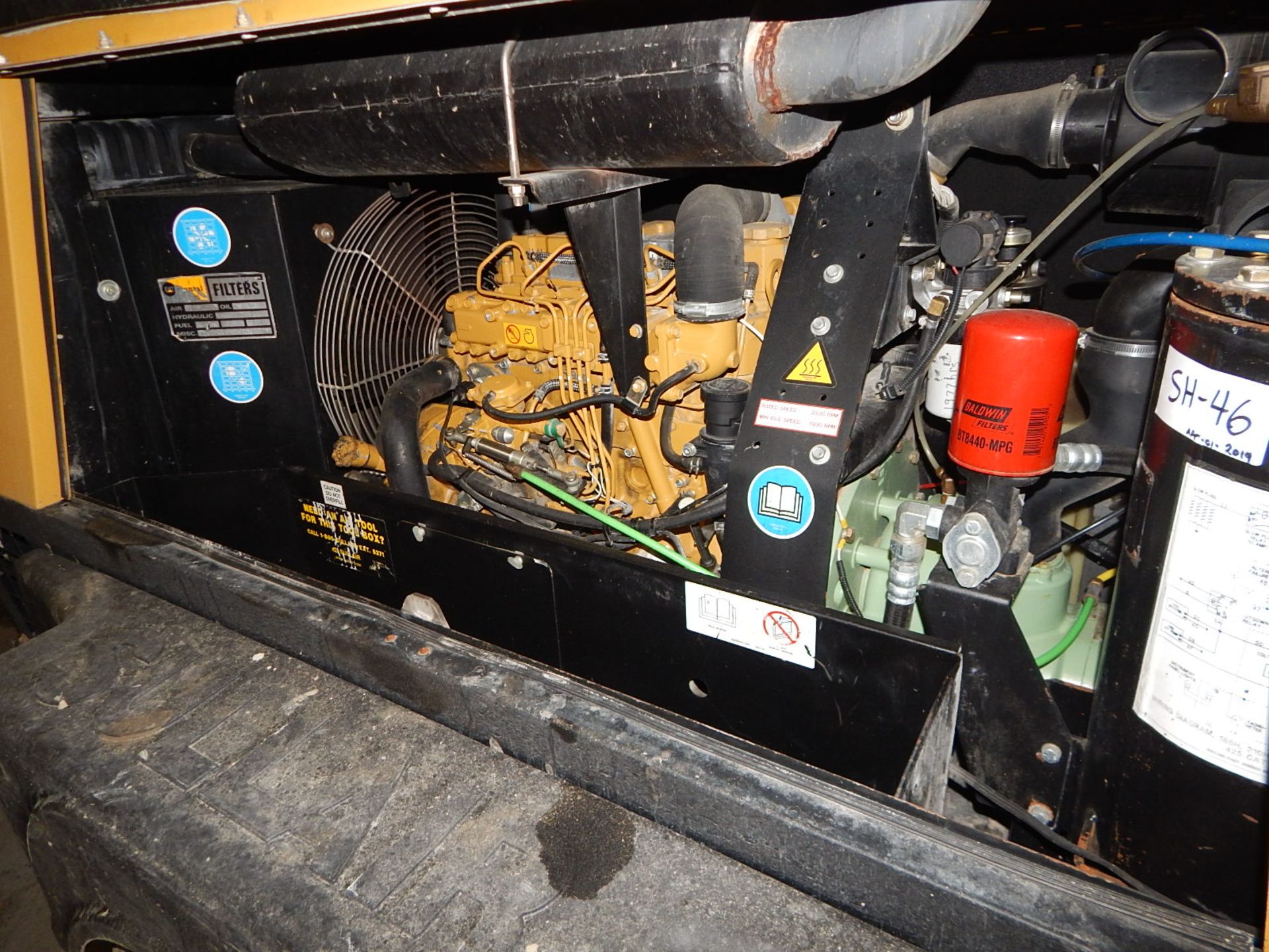 SULLAIR 225H SINGLE AXLE TOW-BEHIND ROTARY SCREW AIR COMPRESSOR WITH 225 CFM, 150 PSIG, CAT C3.4 - Image 3 of 7