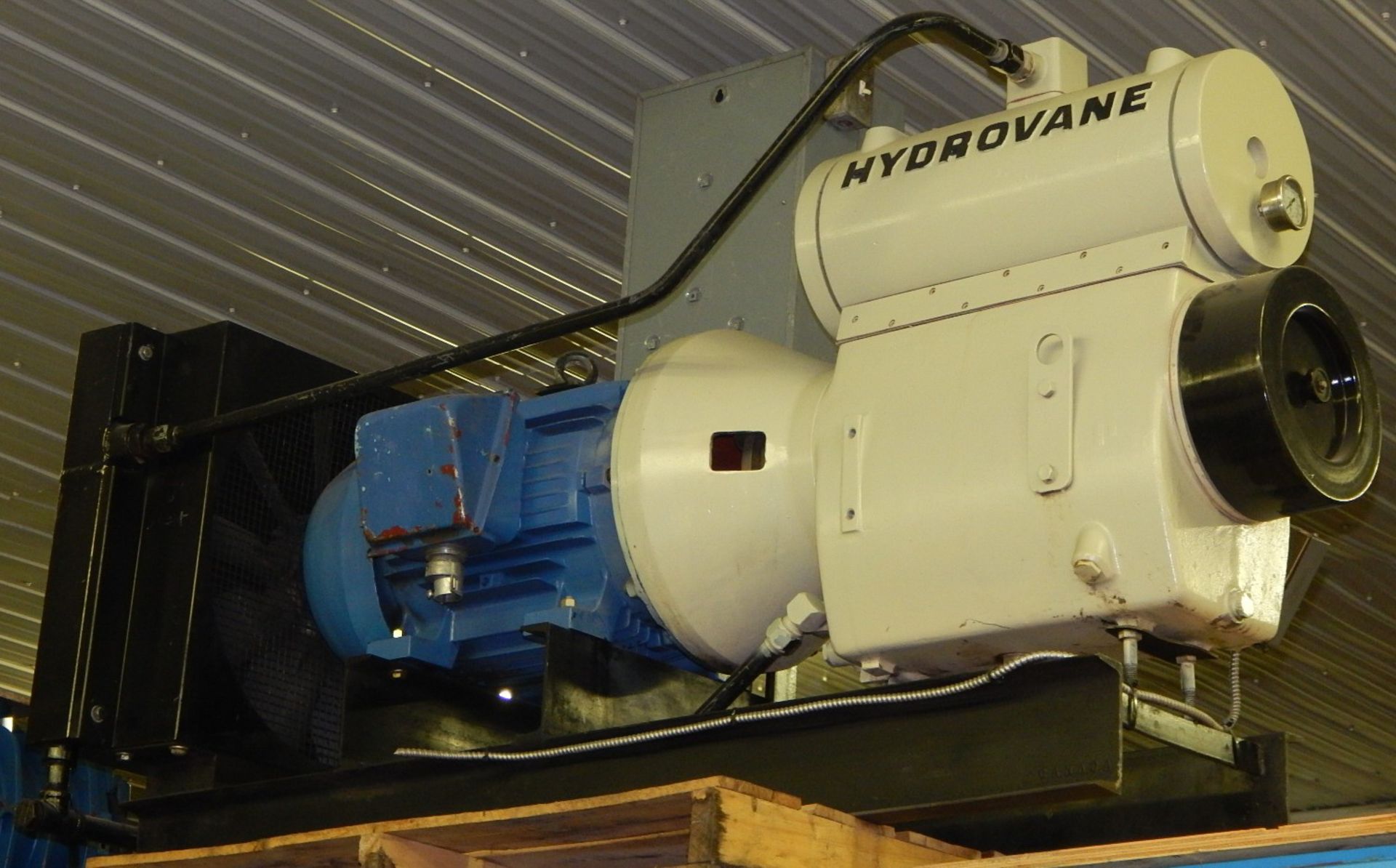 COMPAIR HYDROVANE 170CK ROTARY VANE TANK MOUNTED AIR COMPRESSOR WITH 50 HP, S/N: 5HV301609 (CI) [SKU - Image 3 of 5