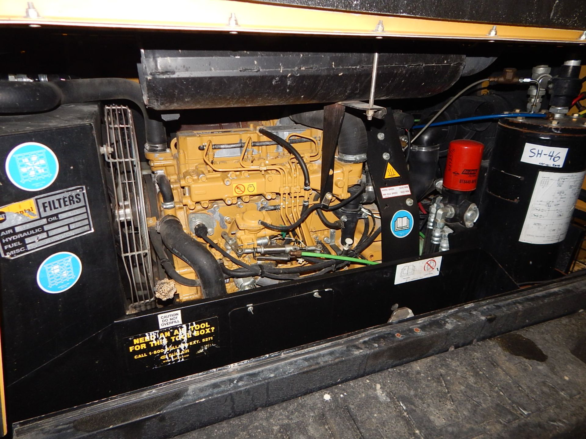 SULLAIR 225H SINGLE AXLE TOW-BEHIND ROTARY SCREW AIR COMPRESSOR WITH 225 CFM, 150 PSIG, CAT C3.4 - Image 4 of 7