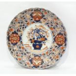 Large Japanese Imari charger with scalloped rim, central vase of flowers in circular reserve, all in