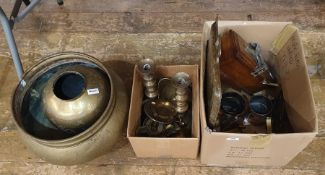 Selection of assorted metalware to include pair brass candlesticks, large brass pot, tray, set of