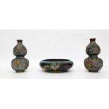 Pair of 19th century closoinne ware double-gourd vases and a closoinne bowl decorated with