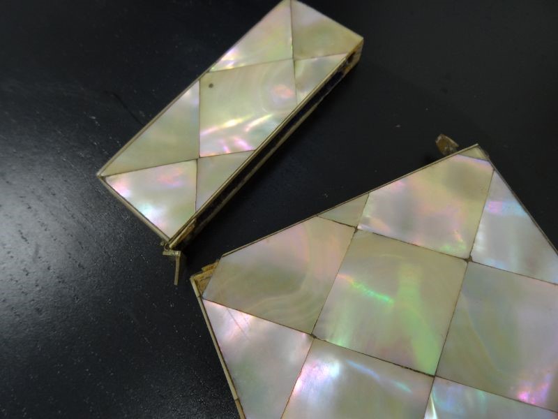 Three mother-of-pearl card cases (3)  Condition Report1; 8.5x5.25 cm - very yellowed, scratches , - Image 9 of 10