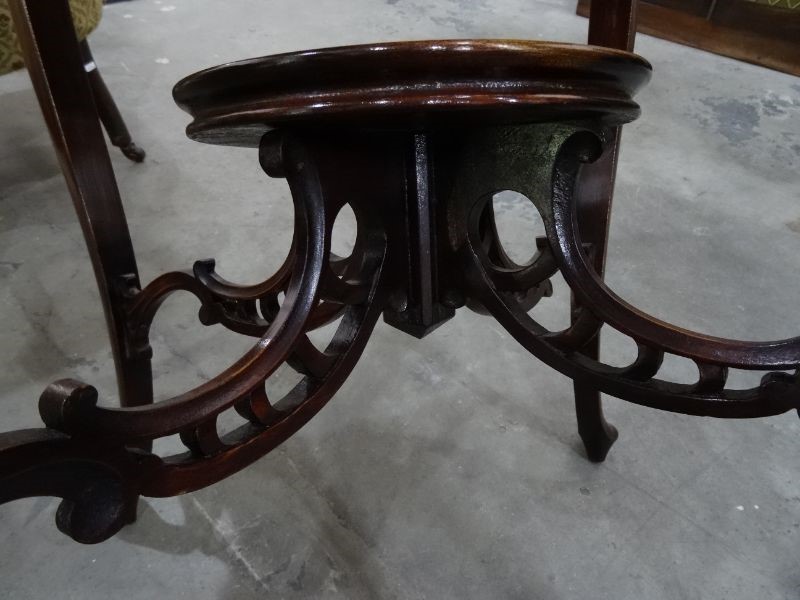 Mahogany centre table with shaped top, on cabriole supports uniting to a circular dished - Image 6 of 9