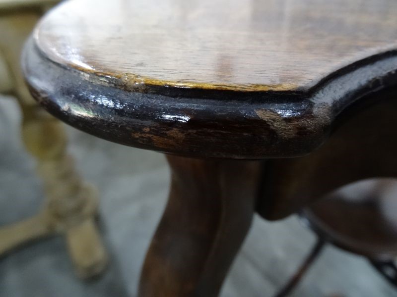Mahogany centre table with shaped top, on cabriole supports uniting to a circular dished - Image 3 of 9