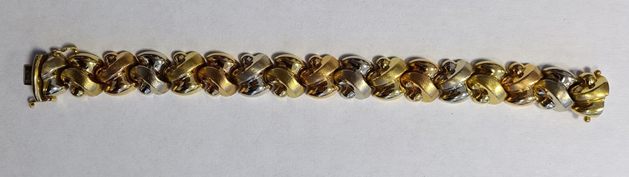 18ct gold bracelet formed of stylised and partly textured knot links alternating in colour, approx - Image 2 of 3