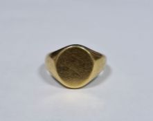 9ct gold gentleman's signet ring 11.5 gCondition ReportThe ring size is PQ