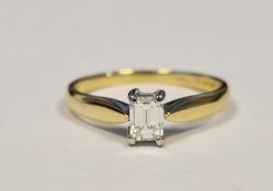 18ct yellow gold diamond solitaire ring, set with a emerald-cut diamond (estimated diamond weight