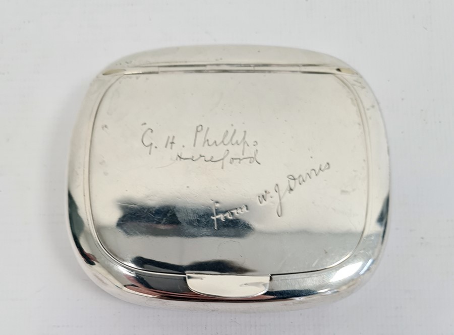 George V silver snuff box with inscription to top ‘G.H.Philips, Hereford from W J Davies’, with gilt