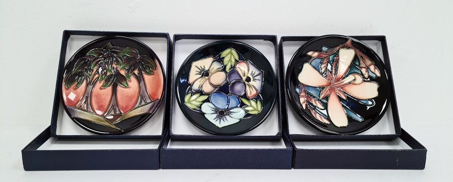 Moorcroft pottery pin tray with slip trail decoration of palm trees, marked 'MCC' and dated 2006,