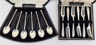 Set of six silver teaspoons, with seal-top handles, cased, Birmingham 1923 and set of six silver-