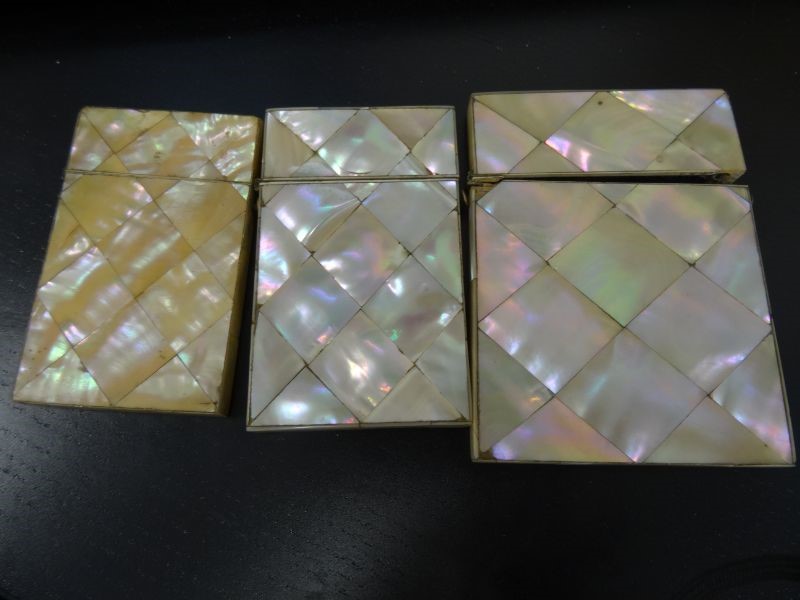 Three mother-of-pearl card cases (3)  Condition Report1; 8.5x5.25 cm - very yellowed, scratches , - Image 3 of 10