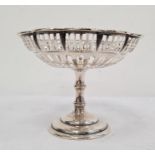 George V Goldsmiths and Silversmiths silver bonbon stand with scalloped edge, pierced decoration, on