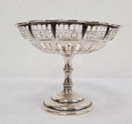 George V Goldsmiths and Silversmiths silver bonbon stand with scalloped edge, pierced decoration, on