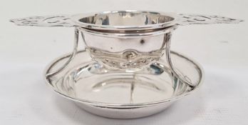 Silver tea strainer on stand, Sheffield 1931, Walker & Hall, 2.7oztCondition Reportvarious dings.