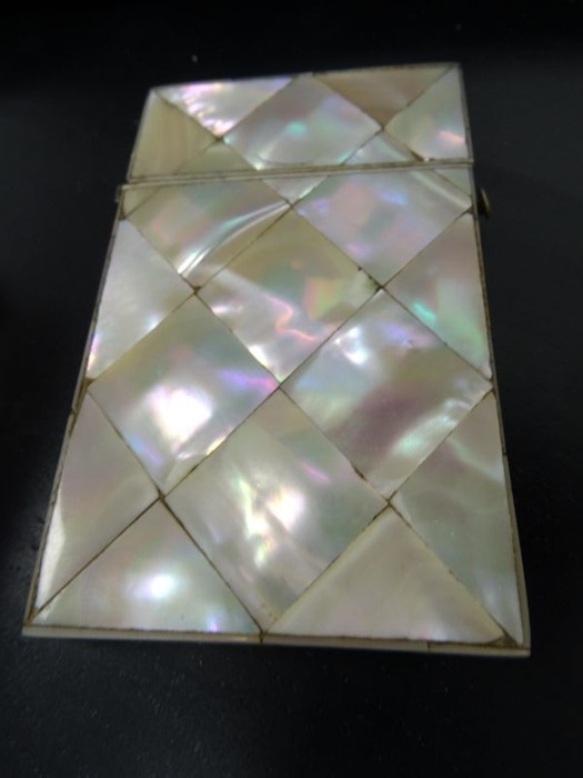 Three mother-of-pearl card cases (3)  Condition Report1; 8.5x5.25 cm - very yellowed, scratches , - Image 6 of 10