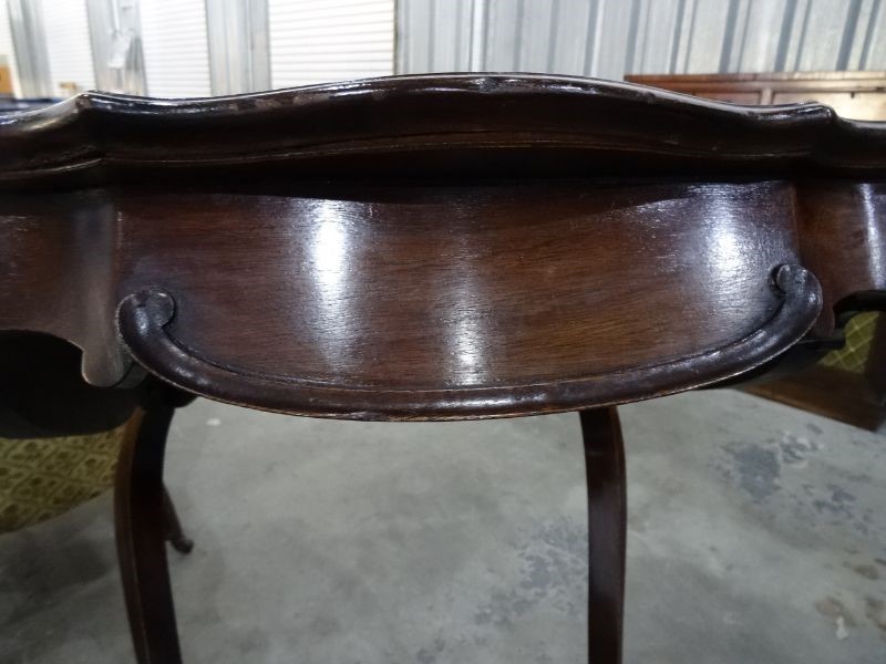 Mahogany centre table with shaped top, on cabriole supports uniting to a circular dished - Image 5 of 9