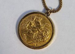 George V gold sovereign 1911 set as a pendant and the 9ct gold fine box-link chain necklace, 40cm