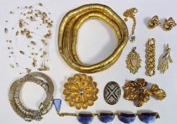 Quantity of gold-coloured chains, necklaces, brooches and other costume jewellery (1 box)