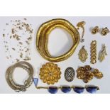 Quantity of gold-coloured chains, necklaces, brooches and other costume jewellery (1 box)