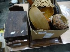 Assorted treen items to include bowl, tray, box, etc