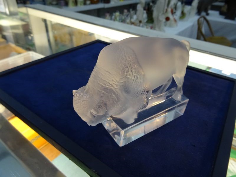Lalique clear and satin glass buffalo-pattern paperweight, inscribed 'Lalique' to base, 9.5cm - Image 6 of 6