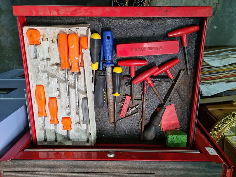 Red Snap-On tool chest with cabinet over six small drawers and three longer drawers, on top of - Image 8 of 17