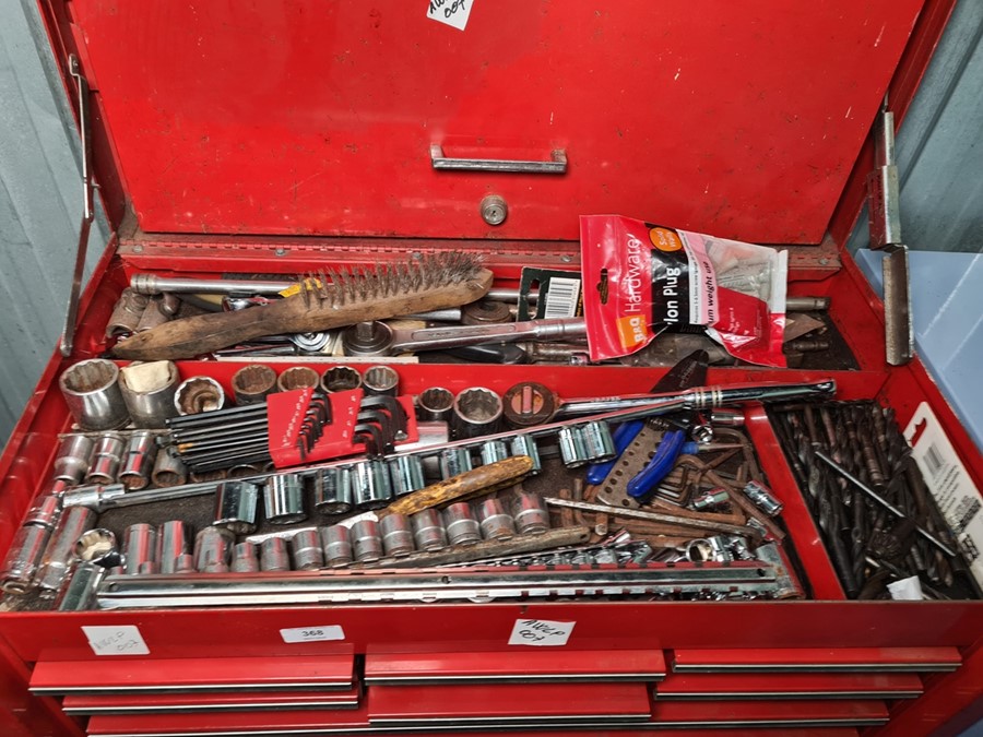 Red Snap-On tool chest with cabinet over six small drawers and three longer drawers, on top of - Image 2 of 17