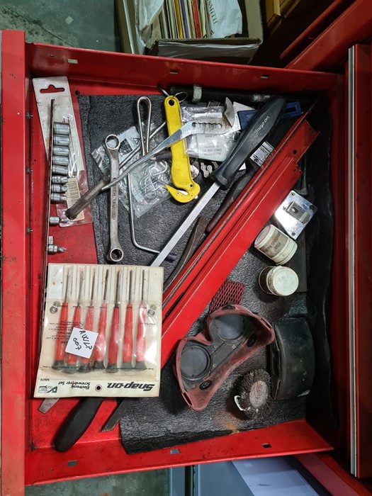 Red Snap-On tool chest with cabinet over six small drawers and three longer drawers, on top of - Image 11 of 17