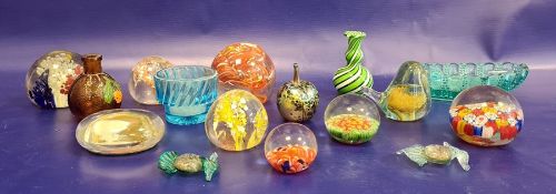 Collection of paperweights and glassware, comprising eight assorted modern paperweights, a Murano La